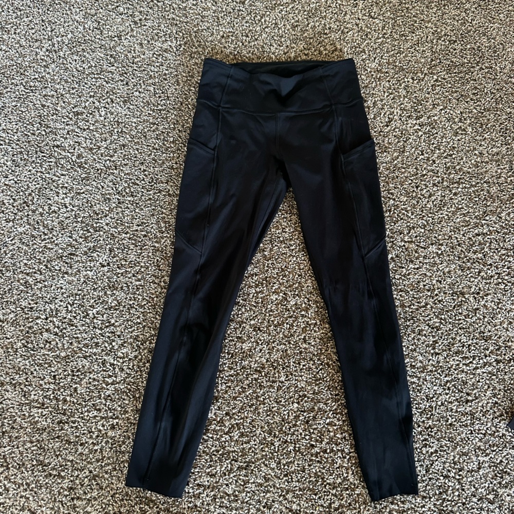 Black Lululemon 7/8 leggings with pockets 🖤